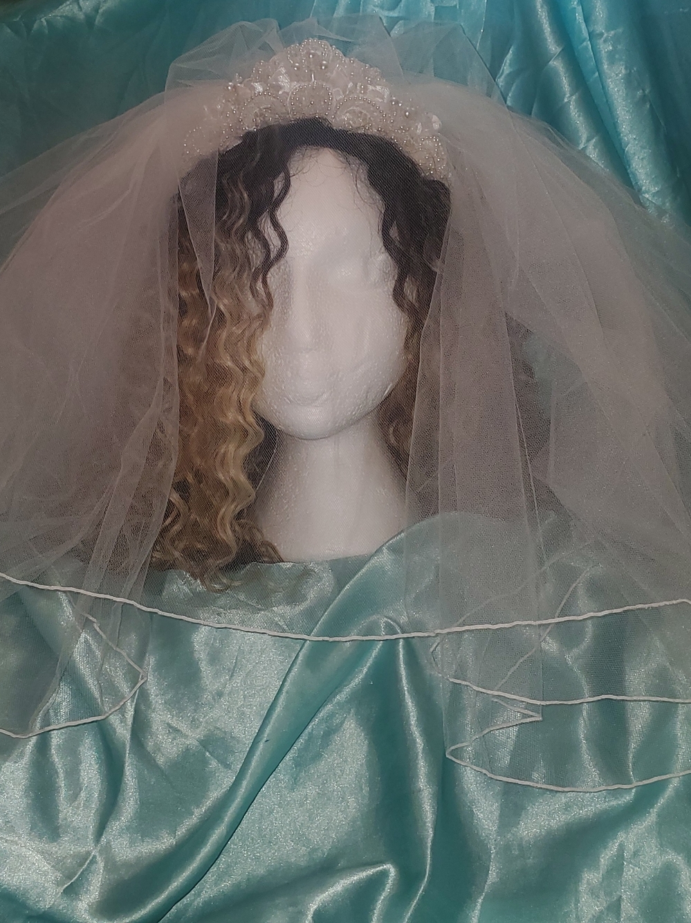 Renovable White Bridal Veil with Pearl Beaded Tiara